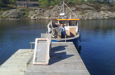 Sjötransport i Marstrands skärgård till bryggorna på Klöverön