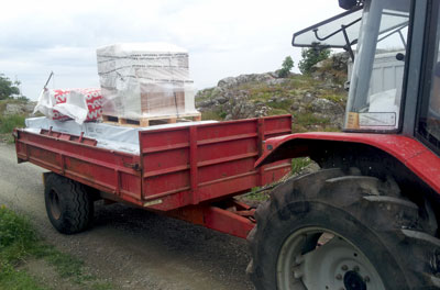 Traktortransport av gods och byggmaterial ända till fastigheten på Klöverön